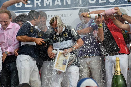 Champagnerdusche German Polo Masters Sylt Siegerehrung Gold Cup